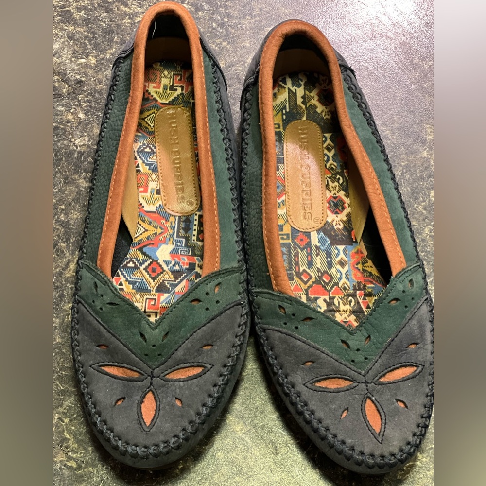 Hush Puppies Moccasin style flat shoe (53221) Women’s Size 7.5